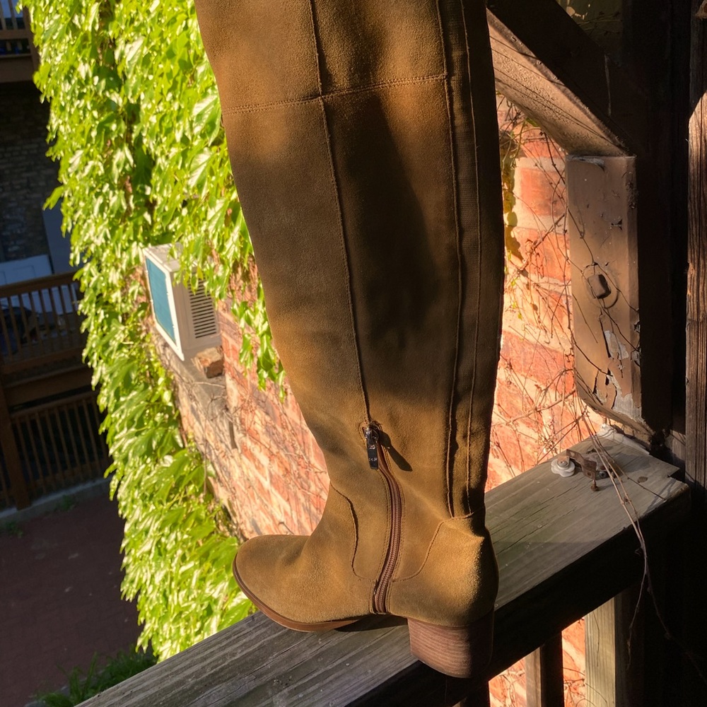 Marc Fisher, High Knee Boot. Great condition